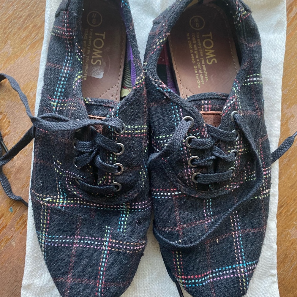TOMS Black Multicolored Lace Up Shoes